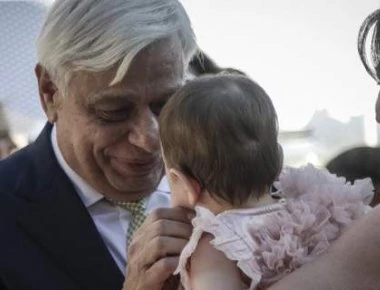 Συγκινητική και γλυκιά στιγμή: Ο Π. Παυλόπουλος στη βάφτιση των δίδυμων εγγονών του στην Καλαμπάκα (φωτό)